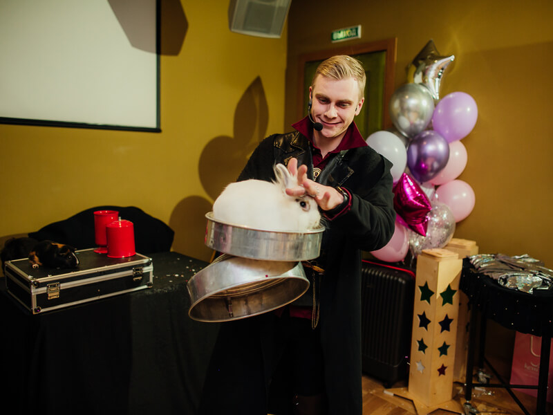 фокусник с кроликом